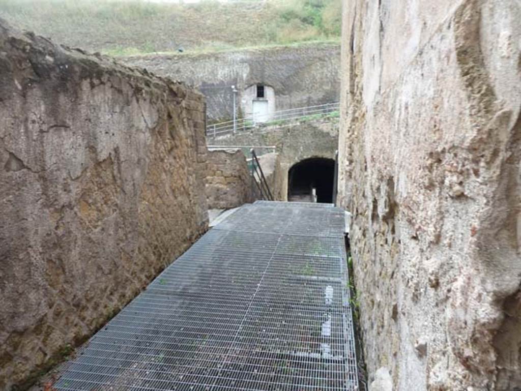 Herculaneum, September 2015. Steps down to the beachfront from the terrace level.
